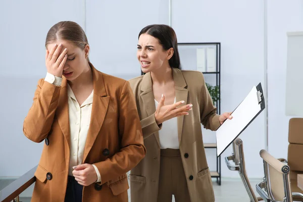 Baas Schreeuwt Tegen Een Werknemer Functie Giftige Werkomgeving — Stockfoto