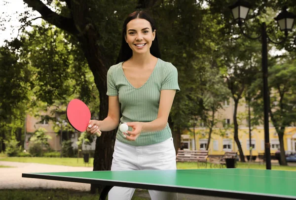 Jovem Mulher Jogando Ping Pong Parque — Fotografia de Stock