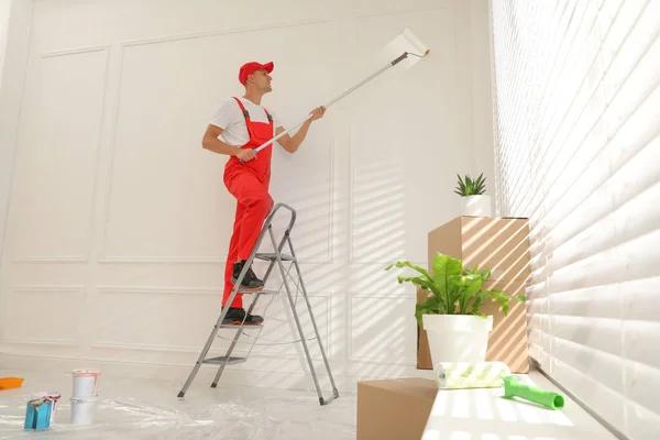 Arbeiter Streicht Wand Mit Rolle Auf Leiter Drinnen — Stockfoto