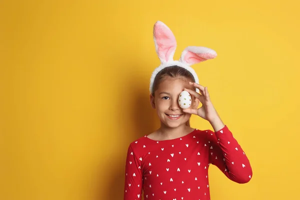 Linda Chica Feliz Con Orejas Conejo Huevo Pascua Sobre Fondo — Foto de Stock