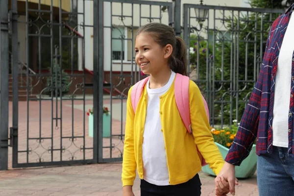 Madre Tomando Hija Con Mochila Escuela —  Fotos de Stock