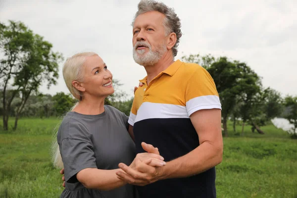 Feliz Casal Maduro Dançando Parque Verde — Fotografia de Stock