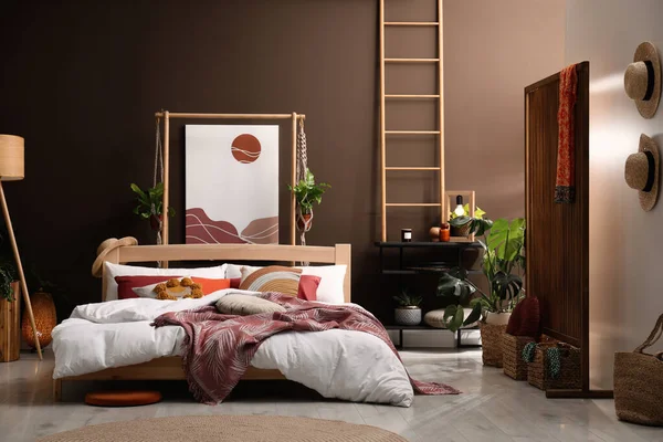 Geniş Rahat Yataklı Modern Bir Oda — Stok fotoğraf