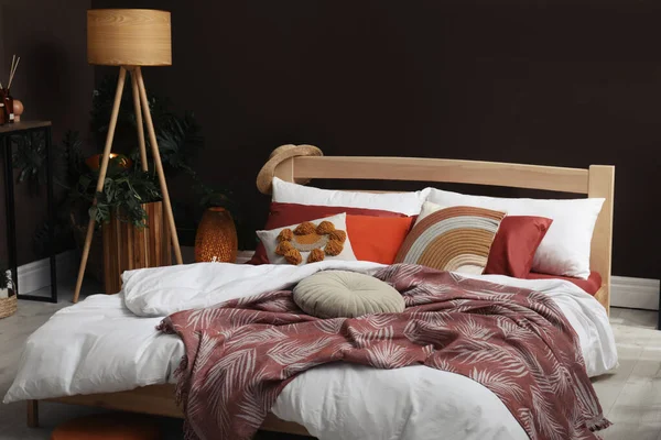 大きな快適なベッドとスタイリッシュな部屋のモダンなインテリア — ストック写真