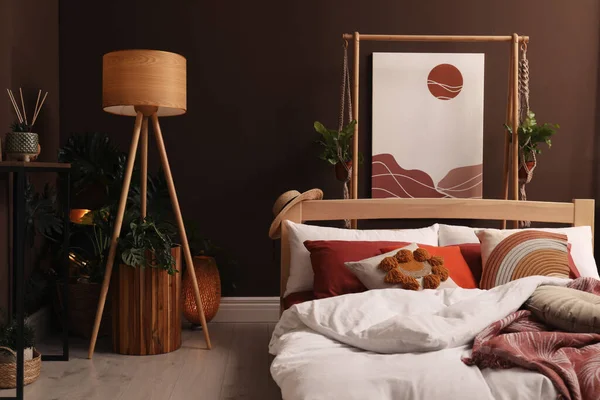 大きな快適なベッドとスタイリッシュな部屋のモダンなインテリア — ストック写真