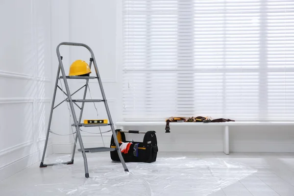 Stepladder Metal Com Hardhat Nível Kit Ferramentas Dentro Casa — Fotografia de Stock