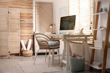 Pencerenin yanında modern bilgisayarla rahat bir iş yeri. İç tasarım