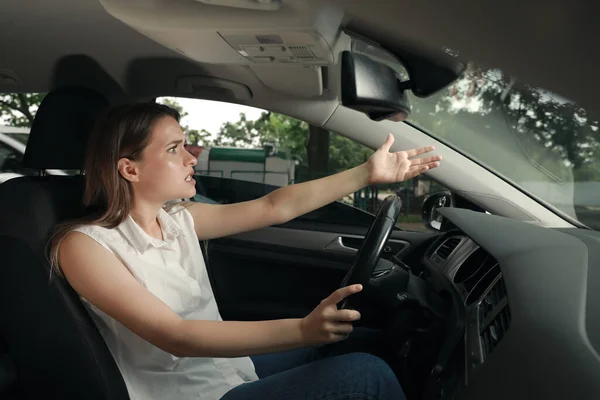 Mujer Joven Estresada Asiento Del Conductor Del Coche Moderno — Foto de Stock