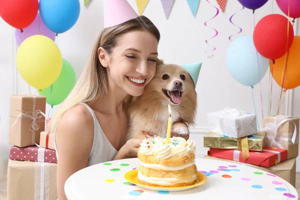 Mujer Feliz Celebrando Cumpleaños Mascota Habitación Decorada —  Fotos de Stock