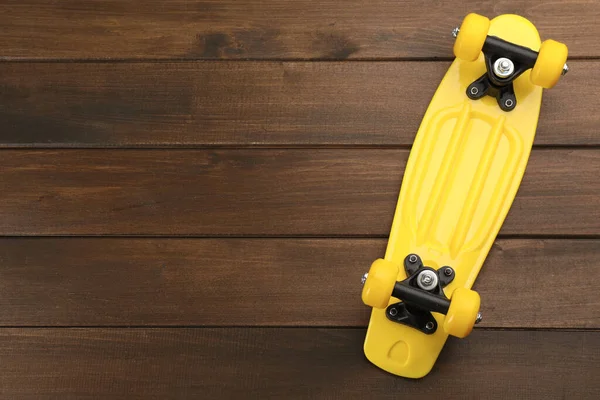 Κίτρινο Skateboard Ξύλινο Φόντο Πάνω Άποψη Χώρος Για Κείμενο — Φωτογραφία Αρχείου