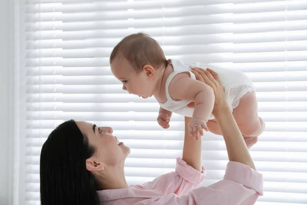 Jonge Moeder Spelen Met Haar Kleine Baby Thuis — Stockfoto