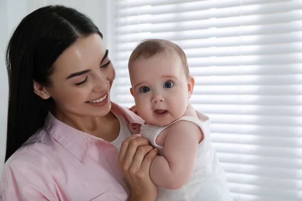 Giovane Madre Con Suo Piccolo Bambino Casa — Foto Stock