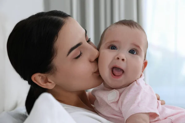 Jovem Mãe Com Seu Bebê Cama Casa — Fotografia de Stock