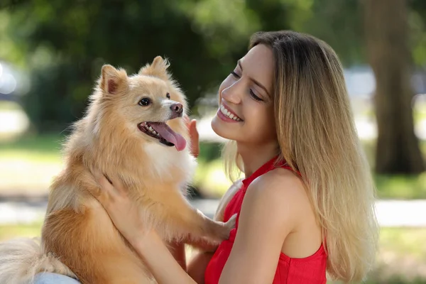 若いです女性とともに彼女の可愛いです犬で公園上の晴れた日 — ストック写真