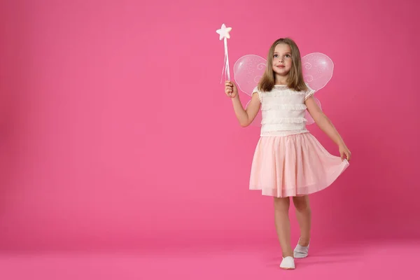 Nettes Kleines Mädchen Feenkostüm Mit Flügeln Und Zauberstab Auf Rosa — Stockfoto