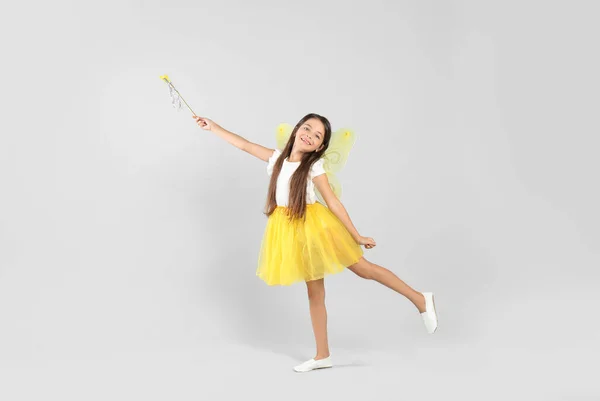 Милая Маленькая Девочка Сказочном Костюме Желтыми Крыльями Волшебной Палочкой Светлом — стоковое фото