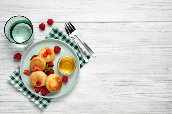 맛있는 팬케이크에 딸기와 식탁에 원문을 — 스톡 사진