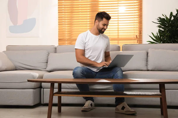 Man Met Laptop Voor Online Winkelen Thuis — Stockfoto