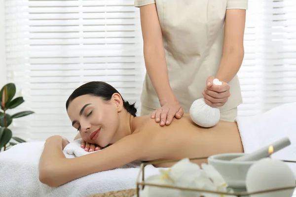 Mujer Joven Recibiendo Masaje Bolsa Hierbas Salón Spa —  Fotos de Stock