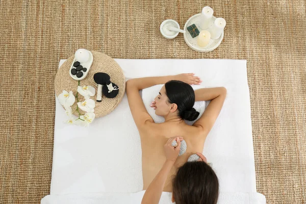 Jonge Vrouw Ontvangt Kruidenzak Massage Spa Salon Bovenaanzicht — Stockfoto