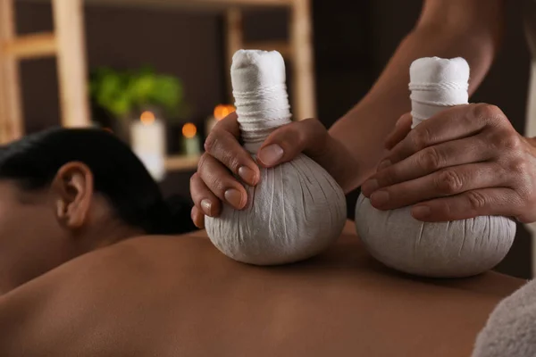 Jovem Mulher Recebendo Massagem Saco Ervas Salão Spa Close — Fotografia de Stock