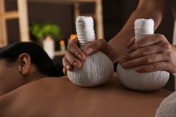 Mujer Joven Recibiendo Masaje Bolsa Hierbas Salón Spa Primer Plano —  Fotos de Stock