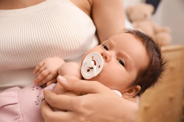 Mãe Segurando Seu Bebê Pequeno Bonito Com Chupeta Casa Close — Fotografia de Stock