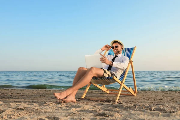 Homem Feliz Com Laptop Descansando Cadeira Praia Perto Mar Viagem — Fotografia de Stock