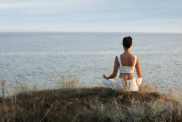 Mulher Meditar Perto Mar Vista Para Trás Espaço Para Texto — Fotografia de Stock