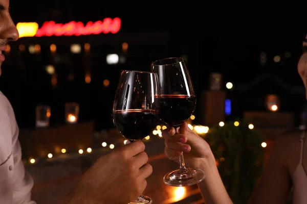 Romantiskt Par Med Glas Rött Vin Caféets Terrass Natten Närbild — Stockfoto