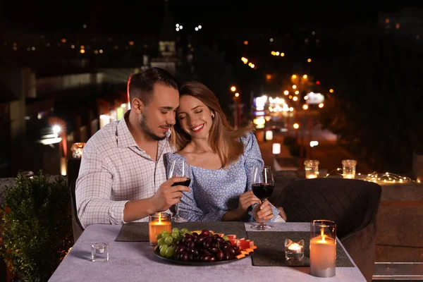 Romantisch Koppel Met Een Glas Rode Wijn Cafe Terras Nachts — Stockfoto