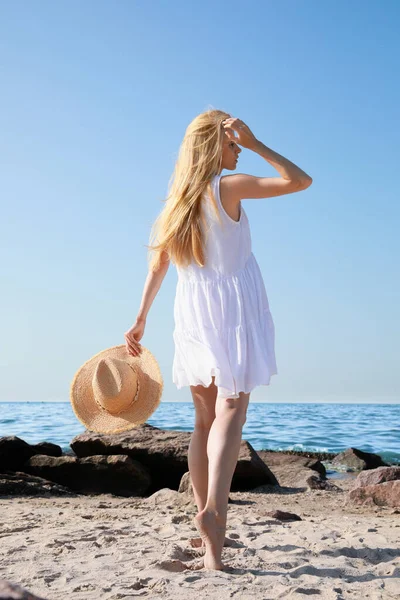 Yazın Güneşli Bir Günde Deniz Kenarında Genç Bir Kadın — Stok fotoğraf