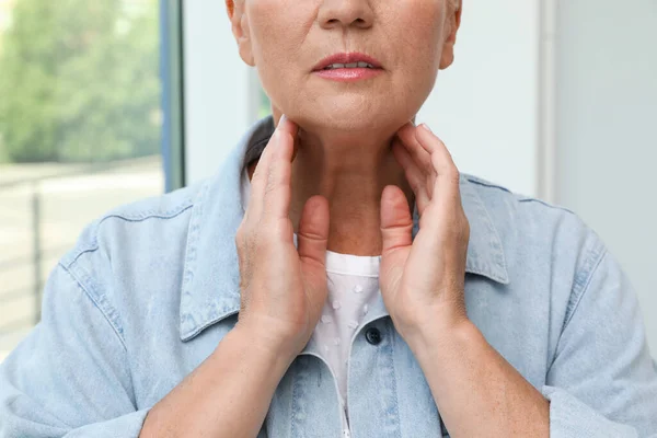 Volwassen Vrouw Doet Schildklier Zelfonderzoek Buurt Venster Close — Stockfoto