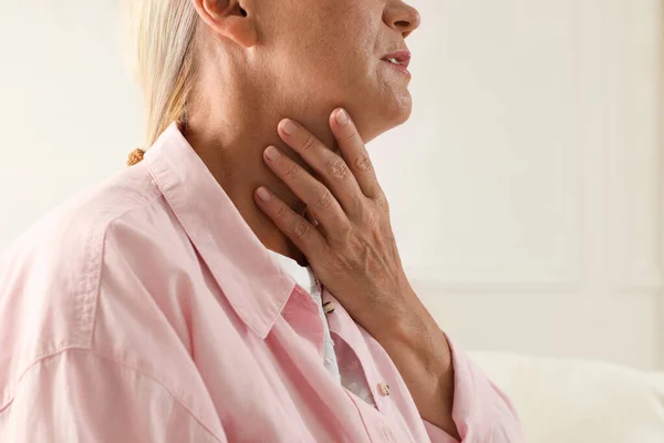 Mature Woman Doing Thyroid Self Examination Light Background Closeup — Stock Photo, Image
