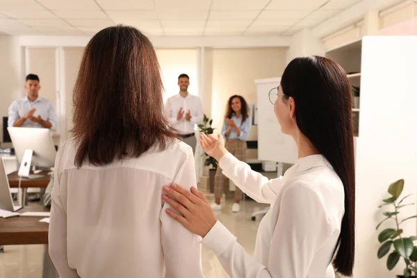 Bos Memperkenalkan Karyawan Baru Untuk Rekan Kerja Kantor — Stok Foto