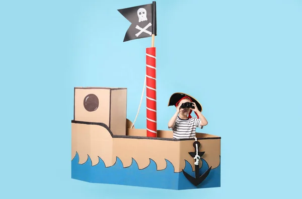 Küçük Çocuk Turkuaz Arka Planda Korsan Karton Gemide Dürbünle Oynuyor — Stok fotoğraf