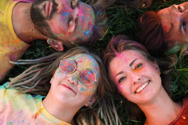 Amigos Felizes Cobertos Com Corantes Coloridos Grama Verde Livre Acima — Fotografia de Stock