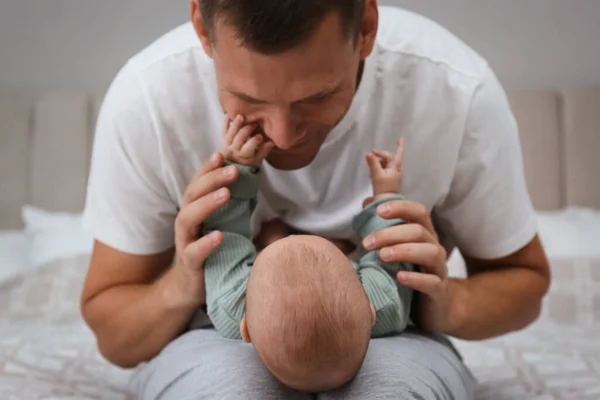 Pai Feliz Segurando Seu Bebê Bonito Cama Casa — Fotografia de Stock