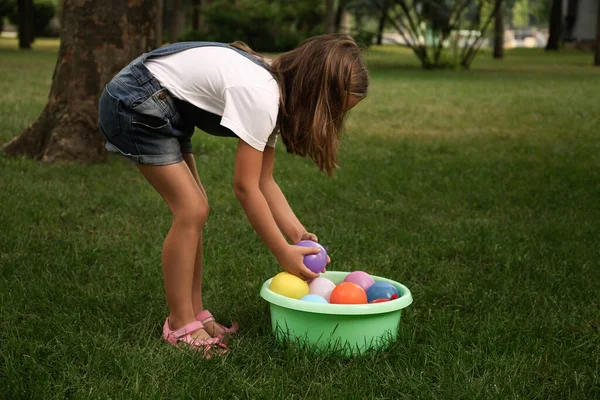 Liten Flicka Med Handfat Med Vattenbomber Parken — Stockfoto