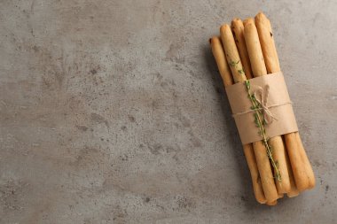 Lezzetli Grissini, gri masadaki kekik desenli, en güzel manzara. Metin için boşluk