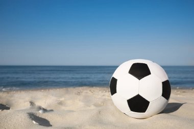 Plajda futbol topu, mesaj için boşluk. Futbol ekipmanları