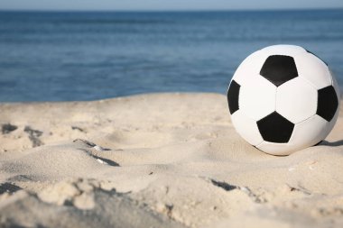 Plajda futbol topu, mesaj için boşluk. Futbol ekipmanları