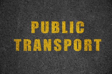 Metin PUBLIC TRANSPORT asfalt yolda, üst görünüm