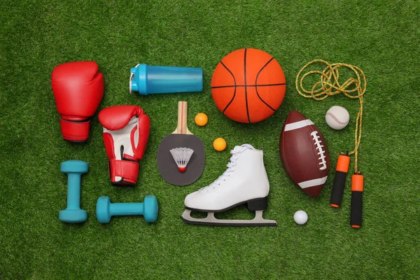 Verschillende Sportuitrustingen Groen Gras Vlak — Stockfoto