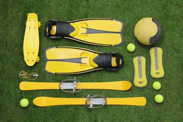 Equipamento Esportivo Diferente Grama Verde Flat Lay — Fotografia de Stock