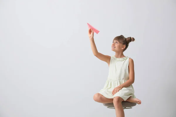 Petite Fille Mignonne Jouant Avec Avion Papier Sur Fond Gris — Photo