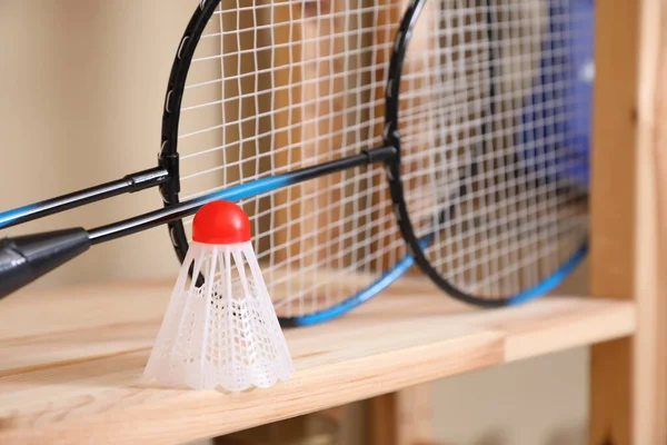 Raquettes Badminton Volant Sur Étagère Bois Gros Plan — Photo