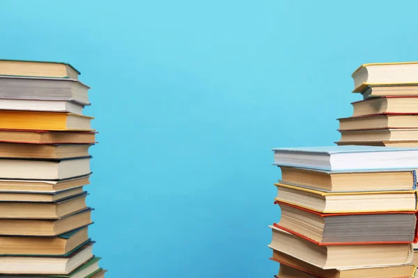 Sok Kemény Fedett Könyvek Türkiz Háttér Hely Szövegnek Könyvtári Anyag — Stock Fotó