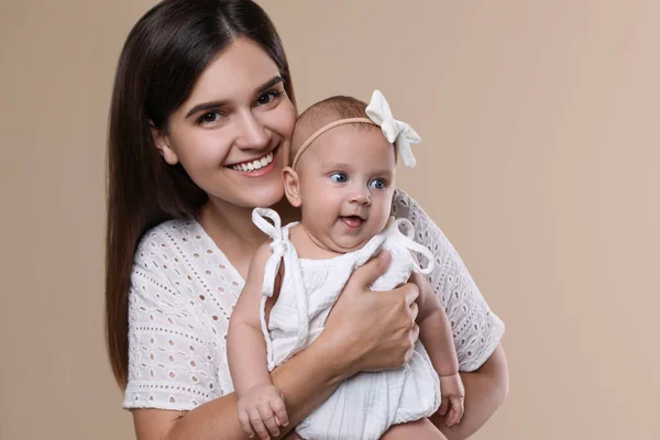 Bej Arka Planda Sevimli Bebeği Olan Güzel Bir Anne — Stok fotoğraf