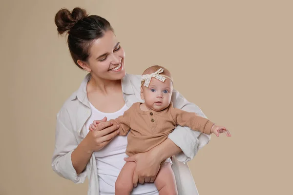 Hermosa Madre Con Lindo Bebé Sobre Fondo Beige —  Fotos de Stock